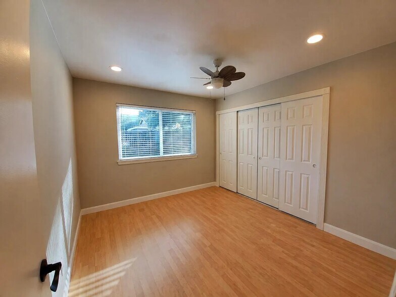 Building Photo - 1626 Canna Ln