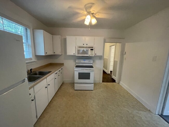 Building Photo - Historic Downtown Wilmington Cottage