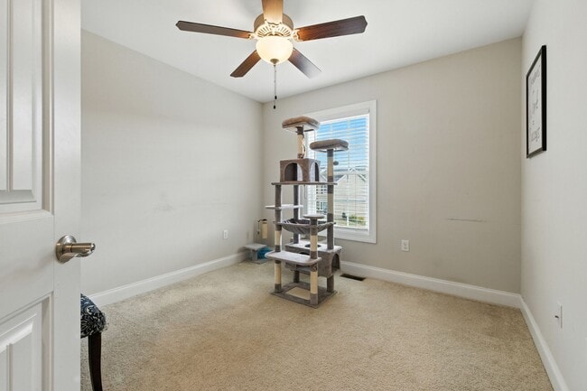 Building Photo - Immaculate Townhouse with Finished Basement