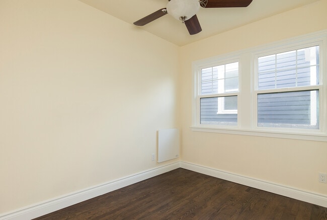 Building Photo - Charming 2 Bed / 1 Bath Top Floor, South-Facing Apartment w/ Roof Deck One Month Free Rent