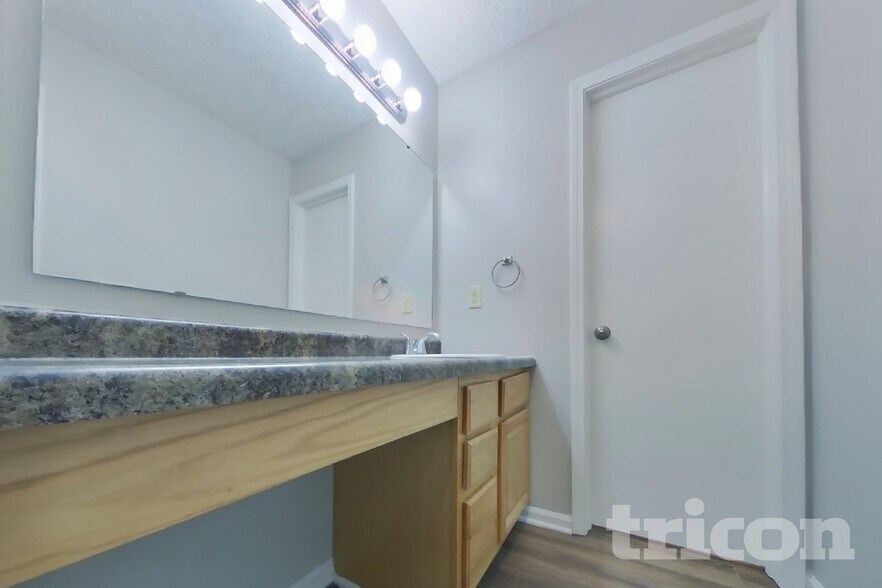 Building Photo - 4468 Connaught Dr E