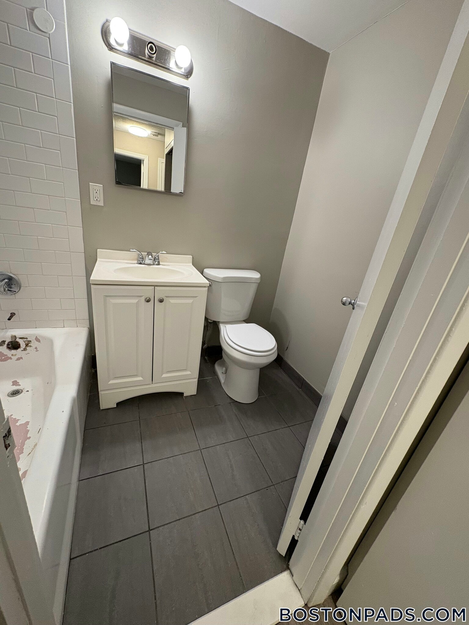 Building Photo - 16 Whites Ave