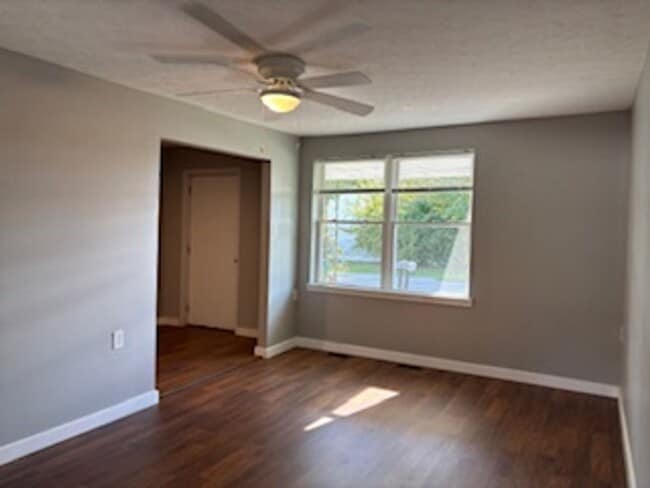 Building Photo - 3 BR Triplex in Martinsville