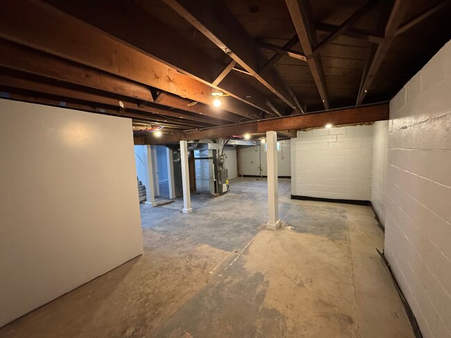 Building Photo - 2 bedroom, 2 bath House with 2 car detache...