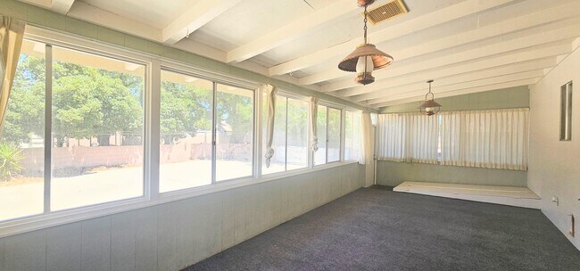 Building Photo - 5 bed 2.5 bath Single Story With 3 CAR Gar...