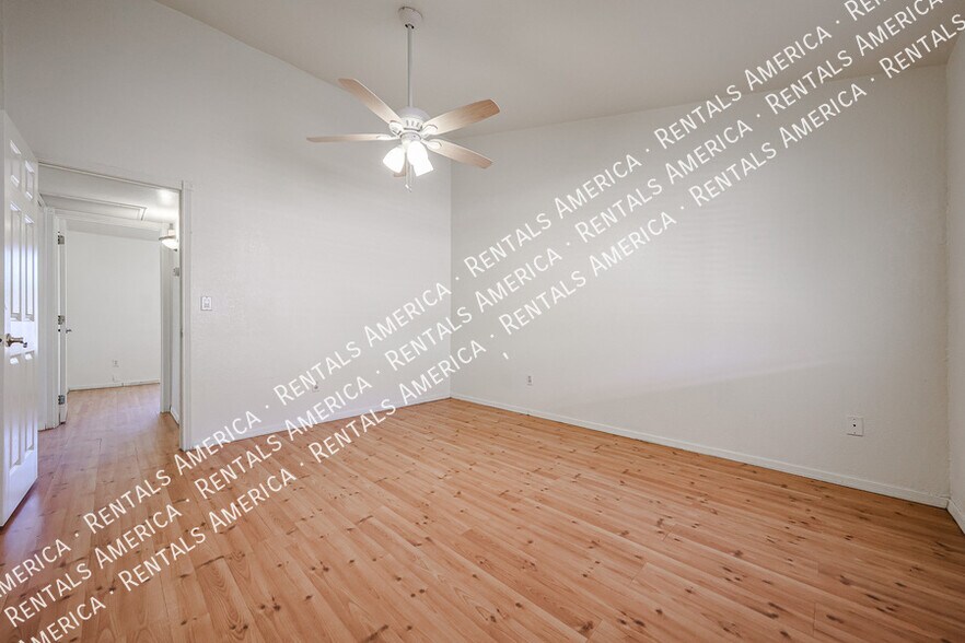 Building Photo - 2834 E Isabella Ave