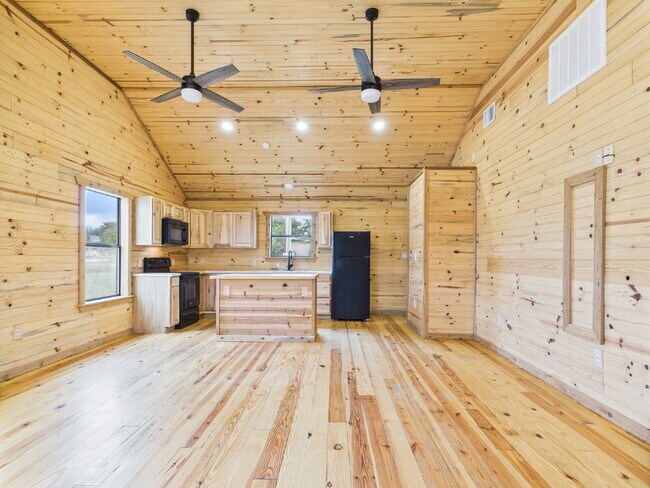 Building Photo - 2/2 Custom Cabin