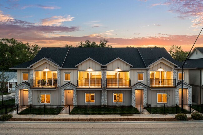 Building Photo - 2213 S Federal Way