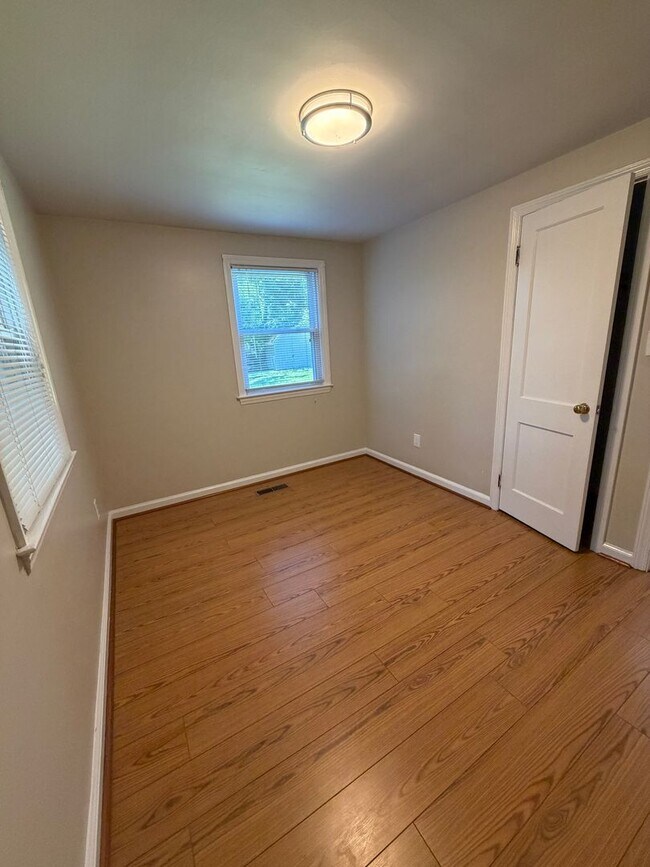 Building Photo - Convenient Blacksburg Duplex Close to VT