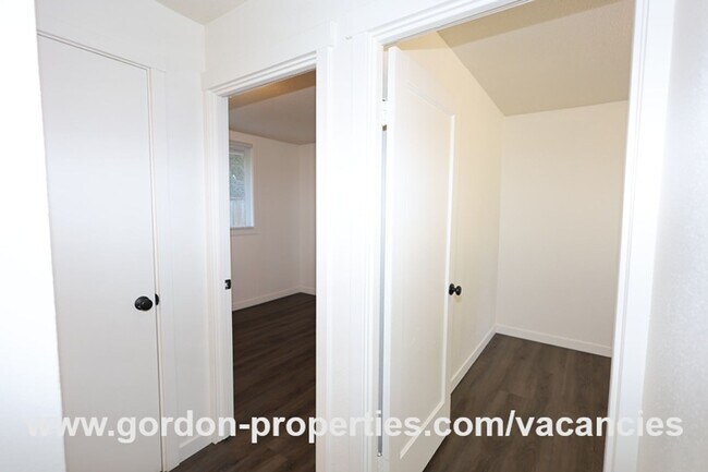 Building Photo - SE Arista Dr - 2 bedroom unit in the heart...