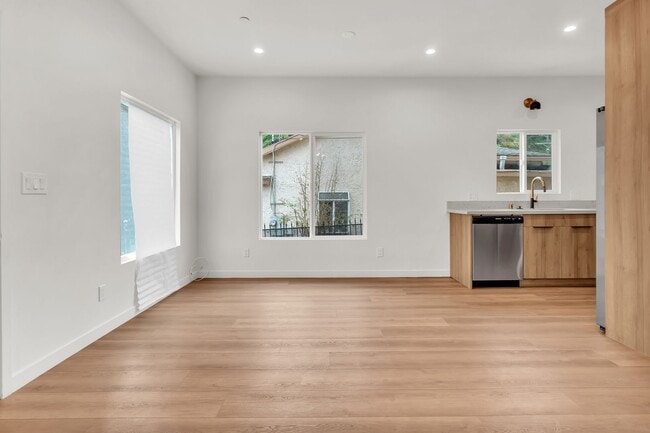 Building Photo - 414 S Ave 56