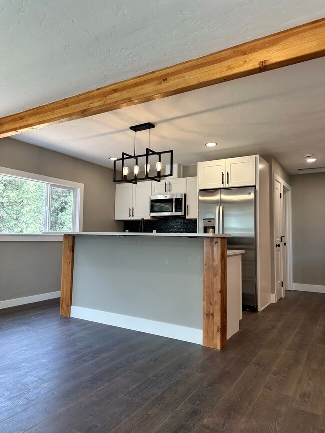 Building Photo - Gorgeous PET FRIENDLY fully remodeled house