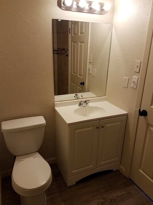 Building Photo - 5227 Vlg Gln Dr