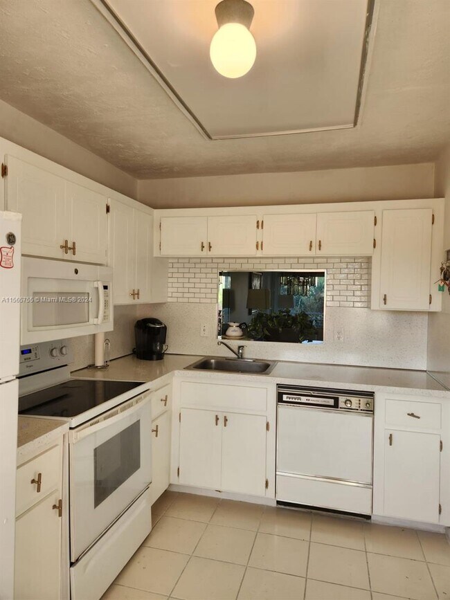 Building Photo - 3571 Inverrary Dr