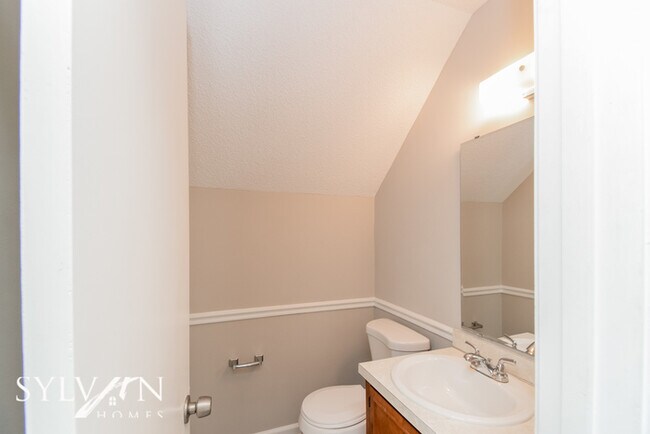 Building Photo - The living is easy in this 3 bedroom, 2 ba...