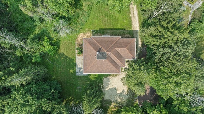 Building Photo - 598 Lake Shore Rd