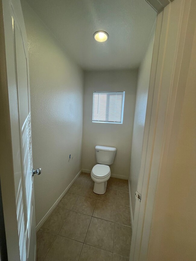 Building Photo - Victorville- Tanamera Home-  4 Bedrooms, 3...