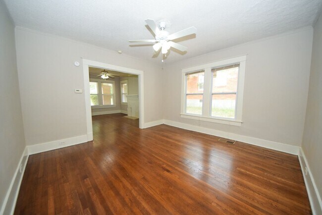 Building Photo - UPDATED BATHS AND KITCHEN WITH SS APPLIANCES near University of Memphis.