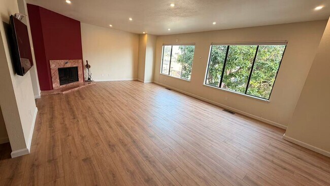 Building Photo - 3Bed/2.5Ba Tri-Level Home with Views, Solar, and Private Yard – Glen Park