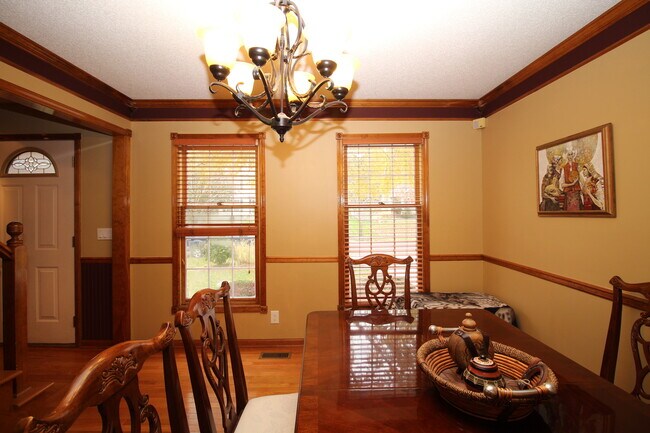 Building Photo - 4 Bed Home Premium Fixtures