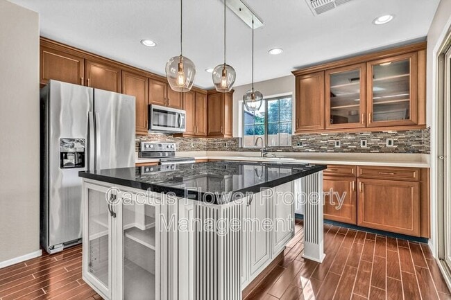 Building Photo - 2544 E Vermont Dr