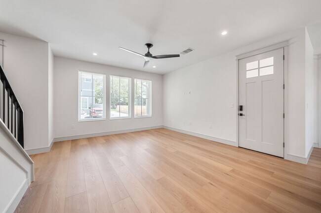 Building Photo - 917 E 37th St