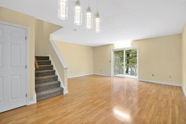 Building Photo - 94 Oak Ridge Dr