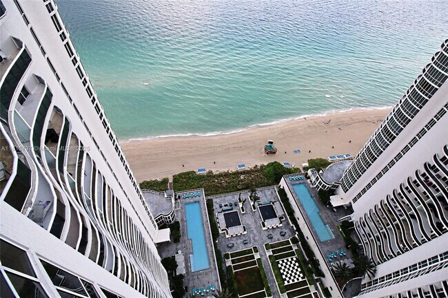 Building Photo - 15901 Collins Ave