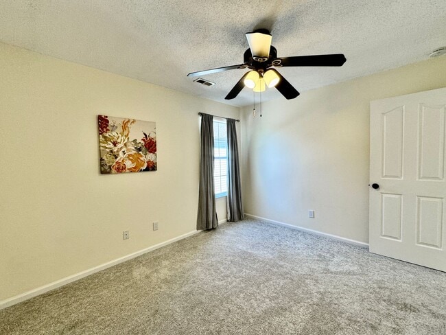 Building Photo - Available 08-08-25 in Cedar Crossing! A Pe...