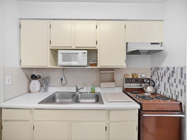 Building Photo - Cozy 1-Bedroom Rental – All Utilities Incl...