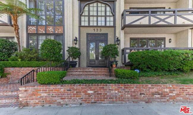 Building Photo - 133 S Oakhurst Dr