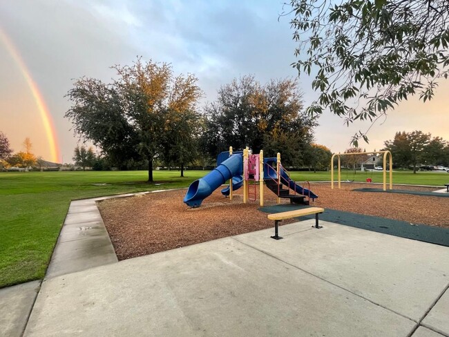 Building Photo - 1823 N Holly Ave