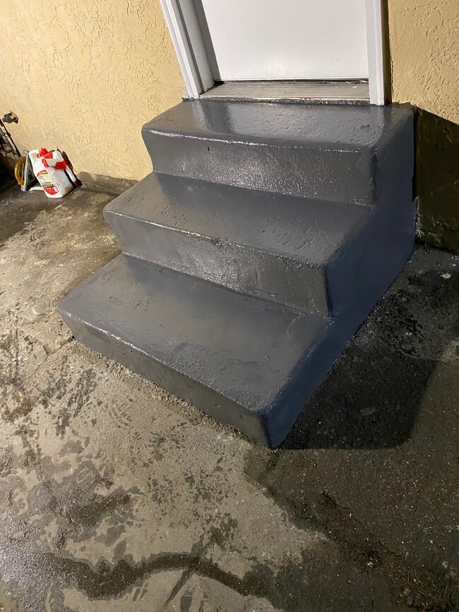 Building Photo - 1539 E Young St