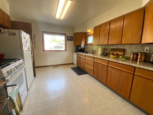 Building Photo - Quiet, Cozy 2-Bedroom Home Located in York...