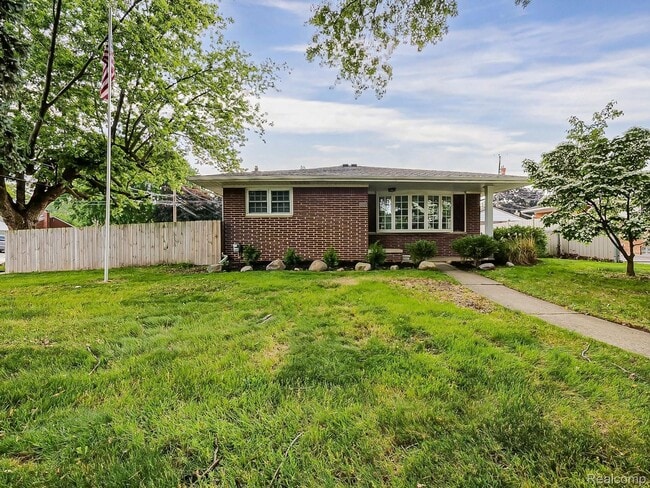 Building Photo - $2300 3 bed 2 bath bungalow