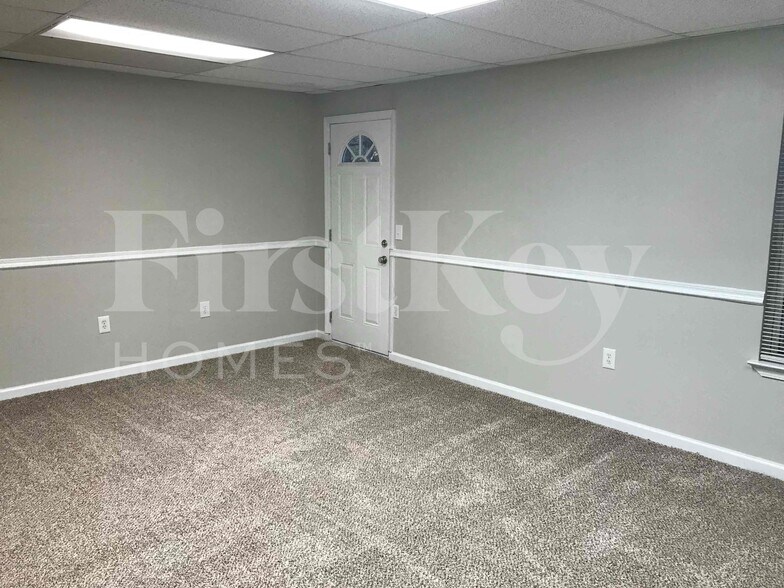 Building Photo - 4020 Brookfield Way