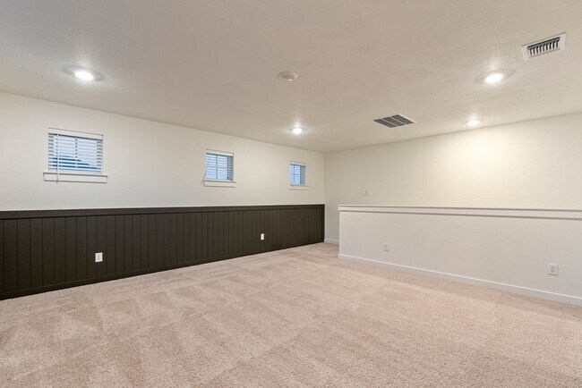 Building Photo - Beautiful 4 bedroom, 3 bathroom home in Hu...