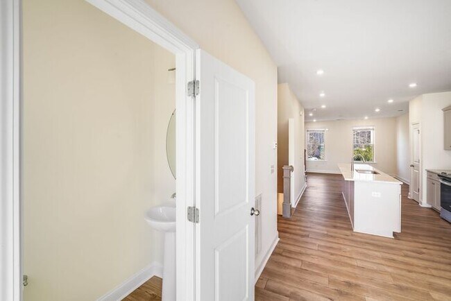 Building Photo - 2BR Townhome w/ 2 En-Suite Baths + Garage in 28208