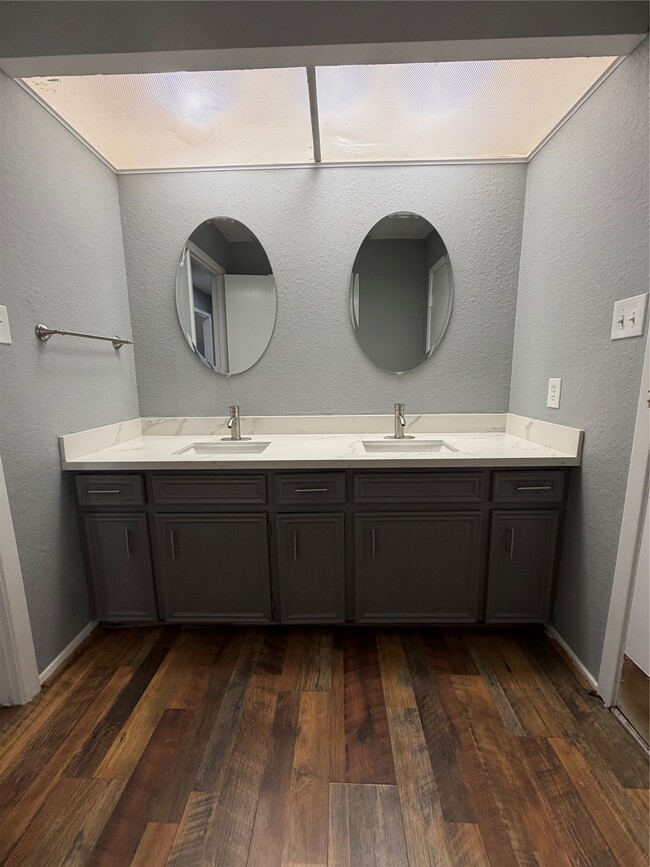 Building Photo - 703 Bayview Dr