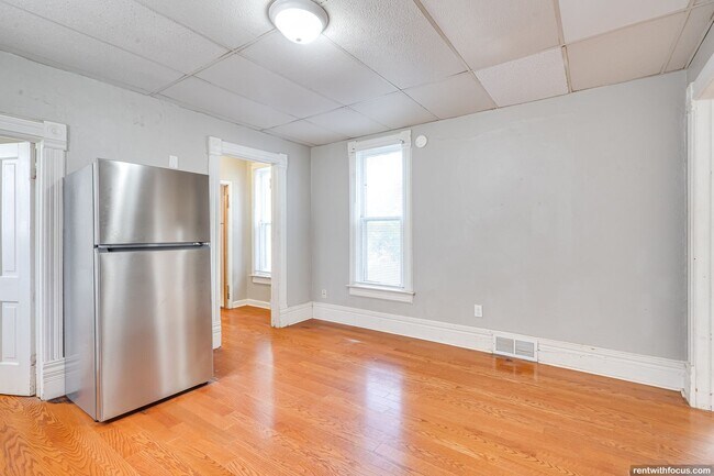 Building Photo - 218 E 8th St