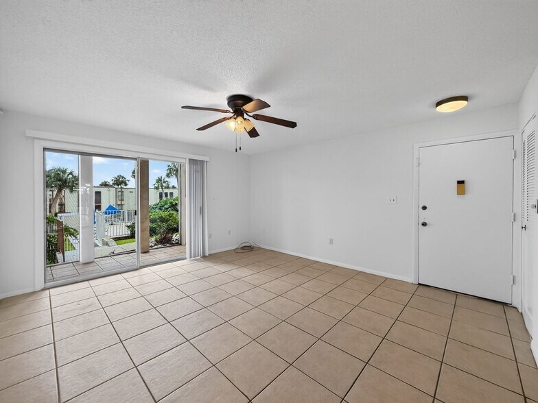 Building Photo - 518 Orange Dr
