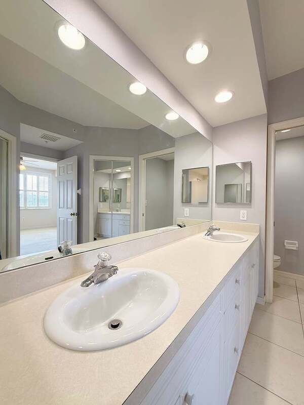 Building Photo - 1200 Country Club Dr