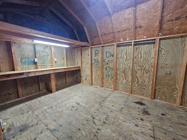 Building Photo - Spacious 4 Bedroom Home in Hampstead