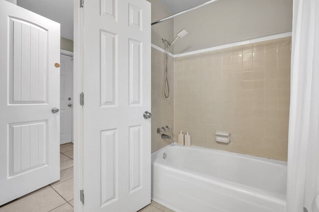 Building Photo - 905 Buena Vista Dr