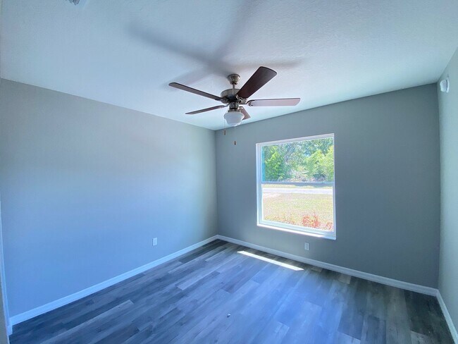 Building Photo - Desirable SW Ocala Neighborhood 3/2/2 **WON"T LAST**