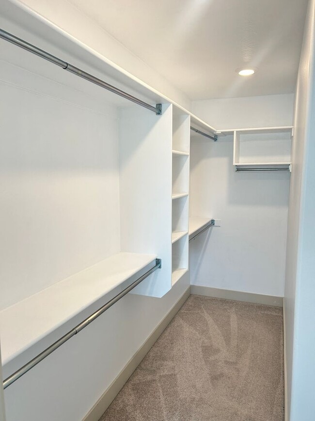 Building Photo - BEAUTIFUL TOWNHOME!