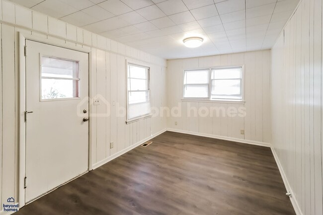 Building Photo - This 3 bedroom / 1 full bath and 1,284 sq feet House will Blow Your Mind!