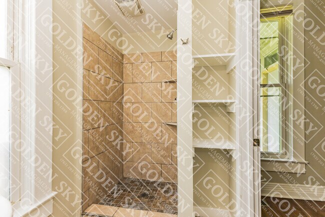 Building Photo - 316 N Vine St