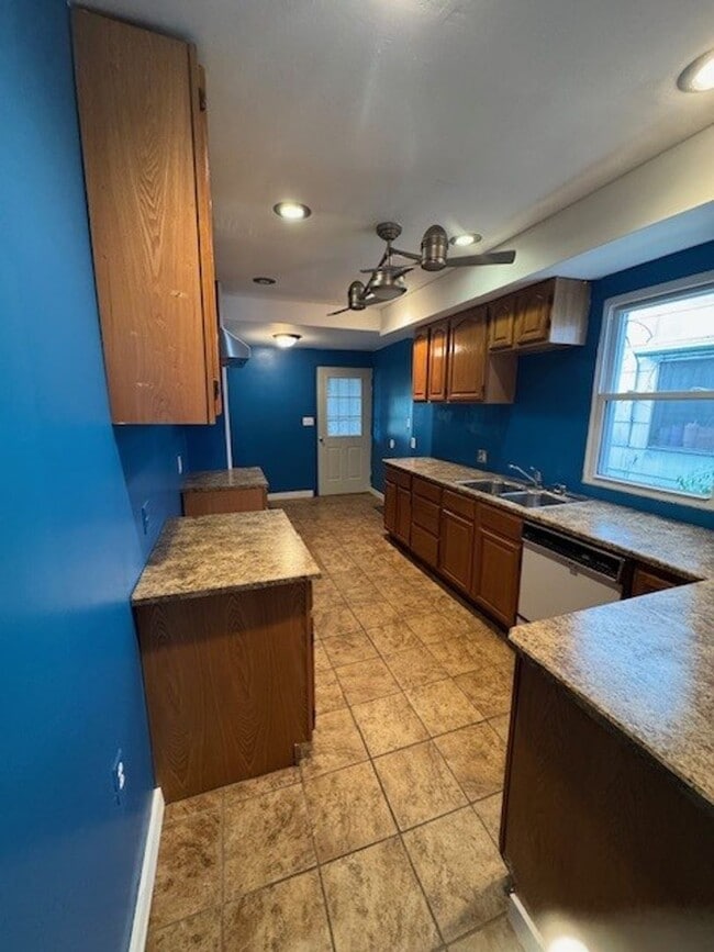 Building Photo - 2 bedroom 1 bathroom