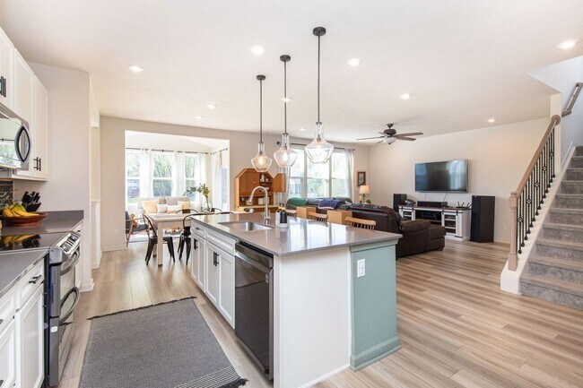 Building Photo - 6787 Oakcrest Dr